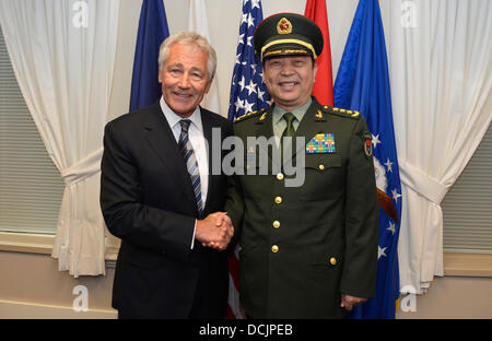 Le secrétaire américain à la défense Chuck Hagel se félicite le ministre chinois de la Défense nationale Le Général Chang Wanquan au Pentagone le 19 août 2013 à Arlington, VA. Banque D'Images