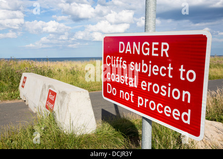 Une route côtière près de Skipsea Yorkshires sur côte est, Royaume-Uni. Banque D'Images