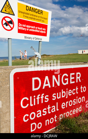 Une route côtière près de Skipsea Yorkshires sur côte est, Royaume-Uni. Banque D'Images