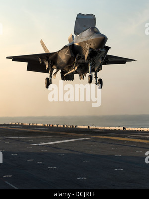 Un US Marine Corps F-35B Lightning II stealth fighter avion décolle de l'assaut amphibie USS Wasp durant la deuxième F-35 en mer tests de développement le 12 août 2013 dans l'océan Atlantique. Banque D'Images