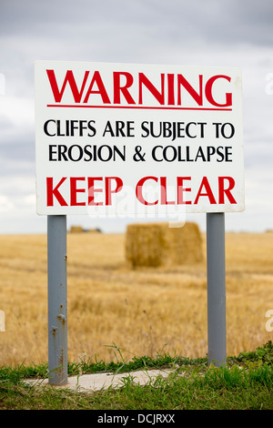 Un panneau d'avertissement sur un caravan park près du bord de l'effondrement des falaises côtières à Aldbrough Yorkshires sur côte est, Royaume-Uni. Banque D'Images