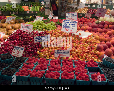 Kiosque de légumes fruits MARCHÉ PUBLIC DE PIKE PLACE CENTER SEATTLE WASHINGTON STATE USA Banque D'Images