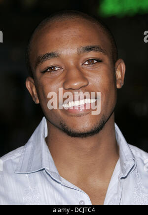 19 août 2013 - Fichier - Ex star Disney LEE THOMPSON YOUNG a été trouvé mort de suicide apparent. L'acteur, qui a été la vedette de la célèbre "Jett Jackson' et plus récemment apparu comme Barry Frost le détective Rizzoli & Isles, '" a été trouvé mort à son domicile de Los Angeles le lundi matin. Il était de 29. Sur la photo : Oct 6, 2004 ; Hollywood, Californie, États-Unis - acteur Lee Thompson Young au 'Friday Night Lights' Première mondiale tenue au Théâtre Chinois. (Crédit Image : Lisa O'Connor/ZUMAPRESS.com) Banque D'Images