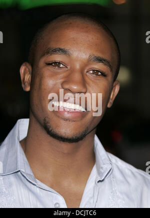 19 août 2013 - Fichier - Ex star Disney LEE THOMPSON YOUNG a été trouvé mort de suicide apparent. L'acteur, qui a été la vedette de la célèbre "Jett Jackson' et plus récemment apparu comme Barry Frost le détective Rizzoli & Isles, '" a été trouvé mort à son domicile de Los Angeles le lundi matin. Il était de 29. Sur la photo : Oct 6, 2004 ; Hollywood, Californie, États-Unis - acteur Lee Thompson Young au 'Friday Night Lights' Première mondiale tenue au Théâtre Chinois. (Crédit Image : Lisa O'Connor/ZUMAPRESS.com) Banque D'Images