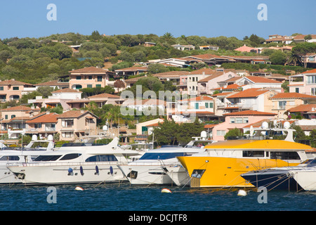 Motor yachts dans le port de Porto Rotondo, Sardaigne, Italie Banque D'Images