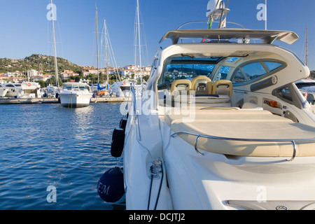 Motor yachts dans le port de Porto Rotondo, Sardaigne, Italie Banque D'Images