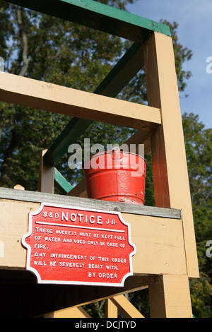 Seau d'incendie et signe, nouvelle de Somerset et de Dorset Railway Station, Midsomer Norton Banque D'Images