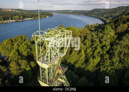 Vue sur le lac Baldeney, et l'ancien puits de mine de charbon Carl Funke, Essen, Allemagne. Banque D'Images