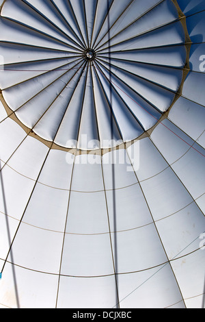 À l'intérieur d'une enveloppe du ballon à la 35e Bristol International Balloon Fiesta. Bristol, Angleterre, Royaume-Uni. Banque D'Images