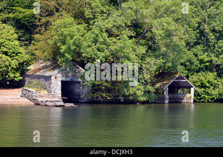 Les remises à bateau traditionnel en pierre et bois sur les rives du lac Windermere dans le Lake District National Park. Banque D'Images