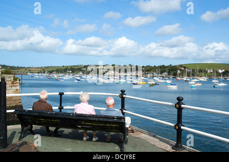 Les témoins de se détendre au bord de la baie à Falmouth, Cornwall, UK Banque D'Images