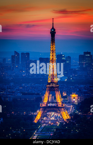 La Tour Eiffel, au crépuscule, vu de la Tour Montparnasse, Paris France Banque D'Images