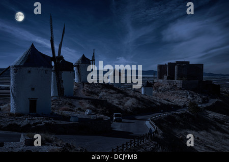 Moulin à Consuegra, photo la nuit, avec la lune et le château, Castilla la Mancha, Espagne. Banque D'Images
