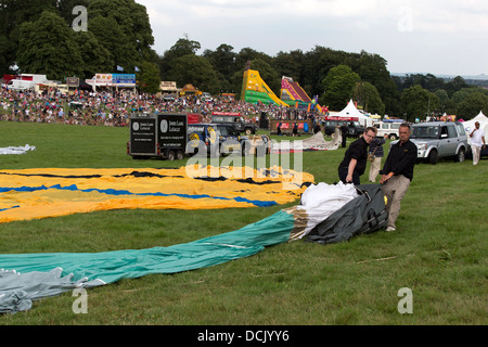 Ballons disposés dans la préparation de l'inflation à la 35e Bristol International Balloon Fiesta. Bristol, Angleterre, Royaume-Uni. Banque D'Images