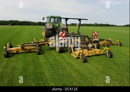 Allemagne saxe inférieure, la culture du matériel roulant, la tonte de pelouse tracteur John Deere avec la machine Banque D'Images