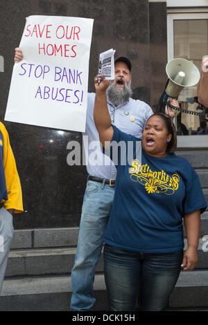 Detroit, Michigan, USA. Protestation que les résidents des quartiers de Detroit et à l'assiette fiscale sont détruites par la Bank of America's pratiques de prêt. Crédit : Jim West/Alamy Live News Banque D'Images