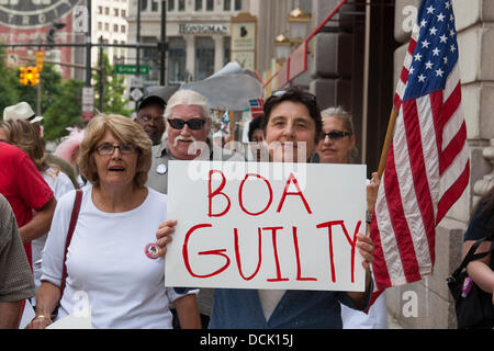 Detroit, Michigan, USA. Protestation que les résidents des quartiers de Detroit et à l'assiette fiscale sont détruites par la Bank of America's pratiques de prêt. Crédit : Jim West/Alamy Live News Banque D'Images