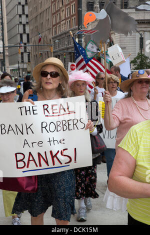 Detroit, Michigan, USA. Protestation que les résidents des quartiers de Detroit et à l'assiette fiscale sont détruites par la Bank of America's pratiques de prêt. Crédit : Jim West/Alamy Live News Banque D'Images