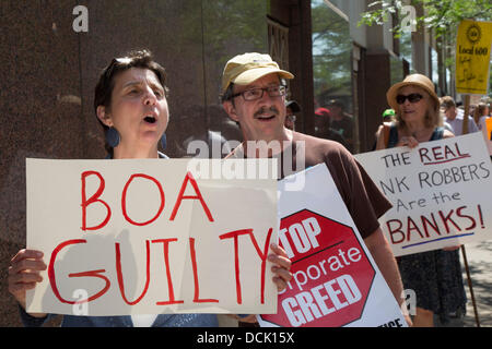 Detroit, Michigan, USA. Protestation que les résidents des quartiers de Detroit et à l'assiette fiscale sont détruites par la Bank of America's pratiques de prêt. Crédit : Jim West/Alamy Live News Banque D'Images