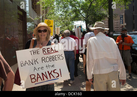 Detroit, Michigan, USA. Protestation que les résidents des quartiers de Detroit et à l'assiette fiscale sont détruites par la Bank of America's pratiques de prêt. Crédit : Jim West/Alamy Live News Banque D'Images