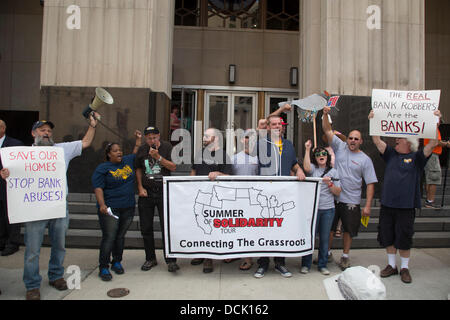 Detroit, Michigan, USA. Protestation que les résidents des quartiers de Detroit et à l'assiette fiscale sont détruites par la Bank of America's pratiques de prêt. Crédit : Jim West/Alamy Live News Banque D'Images