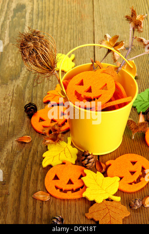 Godet jaune avec Halloween et l'automne deco, Close up Banque D'Images