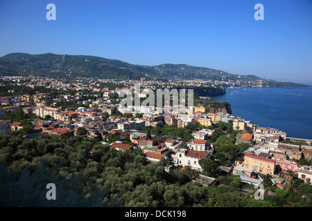 Vue sur la baie de la péninsule de Sorrente avec les lieux Meta (avant) et Sorrente, Campanie, Italie Banque D'Images