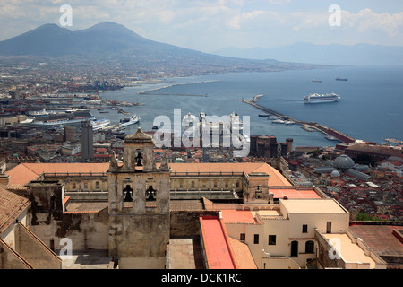 Vue du Castell de Sant 'Elmo sur la Certosa di San Martino à la ville, Naples, Campanie, Italie Banque D'Images