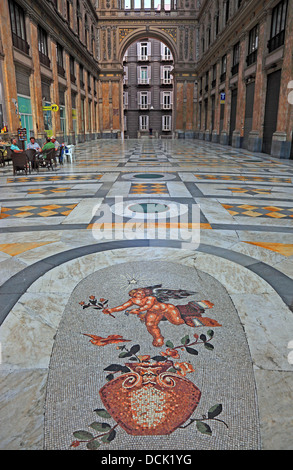 Sol de mosaïque dans la Galleria Umberto I shopping arcade dans la vieille ville de Naples, Campanie, Italie Banque D'Images