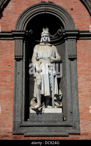 Statue de Federico II di souabe au Palazzo Reale, Palais des vice-rois, à Piazza del Plebescito, Naples, Campanie, Italie Banque D'Images