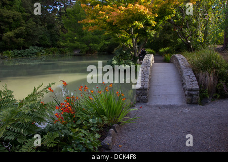 Hagley Park à Christchurch, Nouvelle-Zélande est un labyrinthe de sentiers à travers la forêt et le long des rivières et des étangs. Banque D'Images