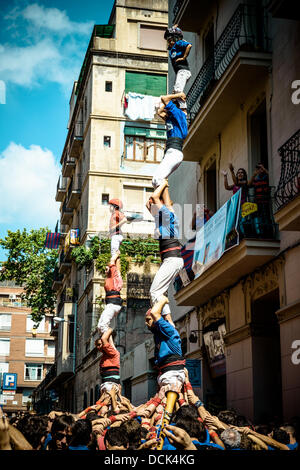 Barcelone, Espagne. Août 18, 2013. Août 18th, 2013. Barcelone, Espagne : les Castellers de la Vila de Gracia (bleu) et le Xicots Vilafranca de construire une "pilar' pour démarrer la journée Castellers © matthi/Alamy Live News Banque D'Images