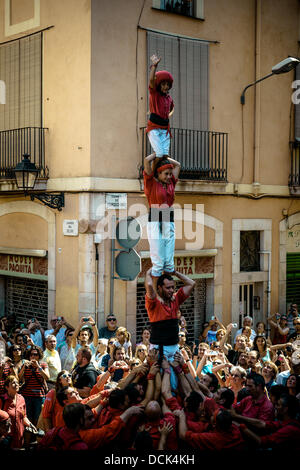 Barcelone, Espagne. Août 18, 2013. Août 18th, 2013. Barcelone, Espagne : Le Xicots Vilafranca de construire une "pilar' pour démarrer la journée Castellers © matthi/Alamy Live News Banque D'Images