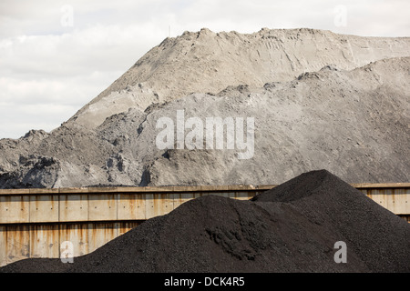 Le charbon sur les quais à Hull, sur l'estuaire de la Humber, Yorkshire, UK. Banque D'Images