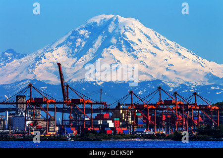 Port de Seattle avec les grues rouges et le mont Rainier dans l'arrière-plan Washington Banque D'Images