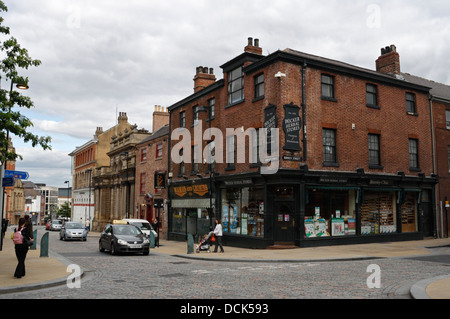 Centre-ville de Sheffield, vieux bâtiments boutiques. Angleterre Banque D'Images