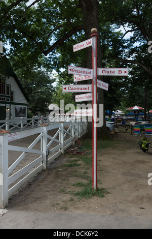 Panneau indiquant le chemin à Saratoga Raceway, la plus ancienne piste de course de chevaux aux États-Unis. Banque D'Images