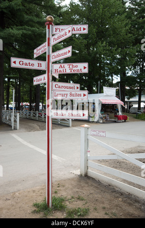 Panneau indiquant le chemin à Saratoga Raceway, la plus ancienne piste de course de chevaux aux États-Unis. Banque D'Images