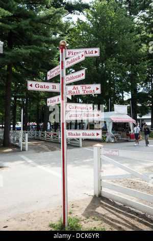 Panneau indiquant le chemin à Saratoga Raceway, la plus ancienne piste de course de chevaux aux États-Unis. Banque D'Images