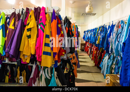 Les soies prix à Saratoga Raceway détient 3 500 soies des jockeys organisé par couleur, avec des combinaisons de couleurs uniques pour chaque propriétaire. Banque D'Images