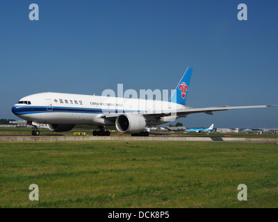 B-2071 China Southern Airlines Boeing 777-F1B - Le CN 37309 taxiing 18juillet2013 pic-002 Banque D'Images