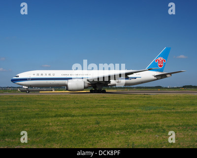 B-2071 China Southern Airlines Boeing 777-F1B - Le CN 37309 taxiing 18juillet2013 pic-005 Banque D'Images