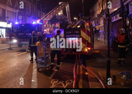 Waltham Forest, Londres, Royaume-Uni. 20e Août 2013. Le mardi 20 août 2013 Un incendie endommage le Walthamstow salle communautaire. Quelque 70 pompiers avec 10 camions de pompiers ont été appelés pour l'incendie à environ 01 h 15. Une brigade de pompiers porte-parole a dit que la plupart de la toiture et environ la moitié de l'étage de la suite de banquet est allumée. Credit : Hot Shots/Alamy Live News Banque D'Images
