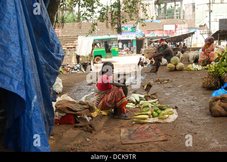 Femme vendant des légumes sur le marché Banque D'Images