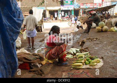 Femme vendant des légumes sur le marché Banque D'Images