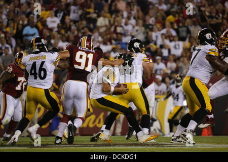 Landover, MD, USA. Août 19, 2013. 19 août 2013, Landover, MD, FedEx Field Redskins de Washington prendre sur les Pittsburgh Steelers dans le deuxième match de football d'avant saison. Ryan Kerrigan #  91 fixe pour s'attaquer à Ben Roethlisberger #  7 . Ryan Kerrigan #  91 obtient un touché dans le jeu. Rendez-vous sur Redskins pour vaincre les Steelers 24-13. © Sykhammountry Khamp/Alamy Live News Banque D'Images