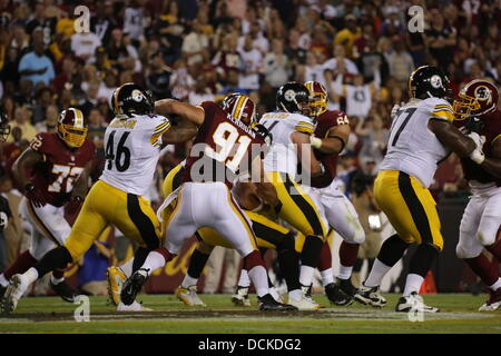 Landover, MD, USA. Août 19, 2013. 19 août 2013, Landover, MD, FedEx Field Redskins de Washington prendre sur les Pittsburgh Steelers dans le deuxième match de football d'avant saison. Ryan Kerrigan #  91 fixe pour s'attaquer à Ben Roethlisberger #  7 . Ryan Kerrigan #  91 obtient un touché dans le jeu. Rendez-vous sur Redskins pour vaincre les Steelers 24-13. © Sykhammountry Khamp/Alamy Live News Banque D'Images