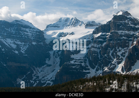 Les pics de Wenkchemna Vallée Larch, Banff National Park, Alberta, Canada Banque D'Images