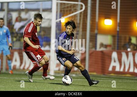 (L-R) Artsiom Milyachenka (BLR), Shoya Nakajima (JPN), le 15 août 2013 - Football : L'Alcùdia U20 tournoi international de soccer U19 match entre le Bélarus et U19 du Japon, à l'Estadio Municipal Els Arcs dans l'Alcudia, Espagne, le 15 août 2013. (Photo de bla) Banque D'Images