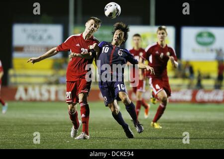 (L-R) Artsiom Milyachenka (BLR), Shoya Nakajima (JPN), le 15 août 2013 - Football : L'Alcùdia U20 tournoi international de soccer U19 match entre le Bélarus et U19 du Japon, à l'Estadio Municipal Els Arcs dans l'Alcudia, Espagne, le 15 août 2013. (Photo de bla) Banque D'Images